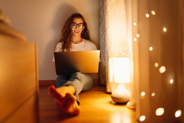 年轻女子在家里用笔记本电脑。在线教育。图片下载