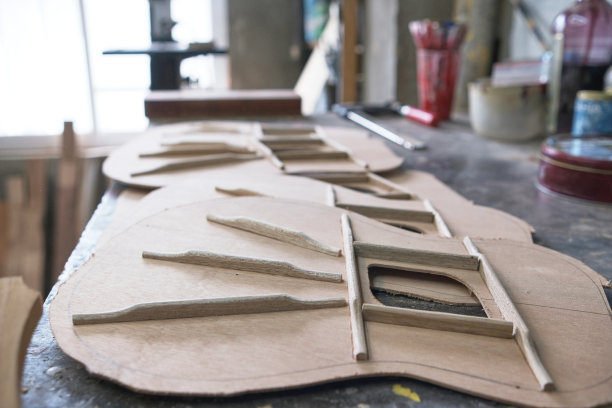 在制琴师的木工车间的工作台上的几个吉他顶图片下载