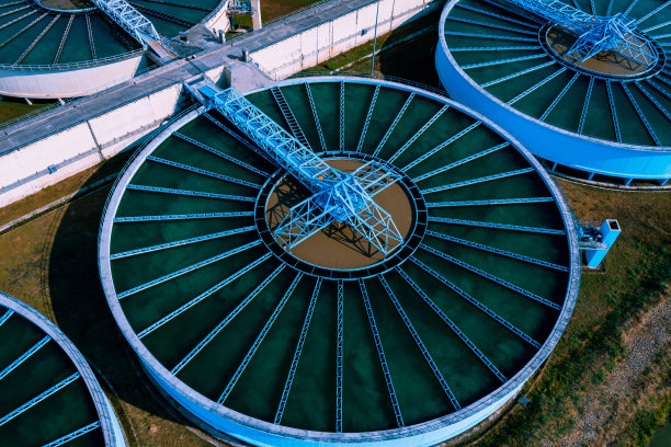 饮用水处理厂鸟瞰图。饮用水生产和分配的微生物学图片下载