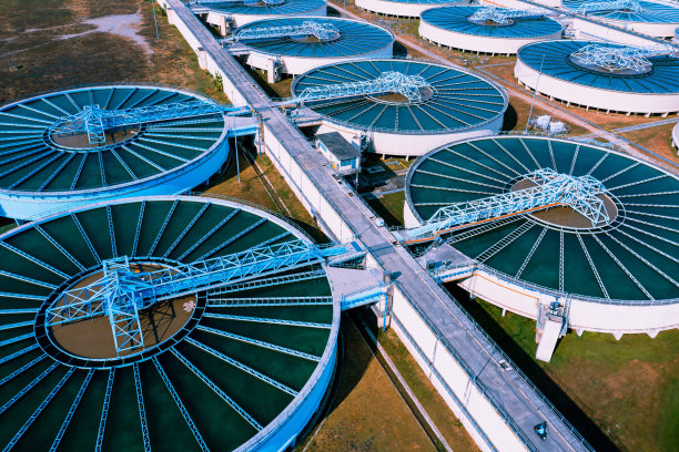饮用水处理厂鸟瞰图。饮用水生产和分配的微生物学图片下载