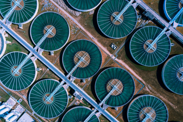 饮用水处理厂鸟瞰图。饮用水生产和分配的微生物学图片下载