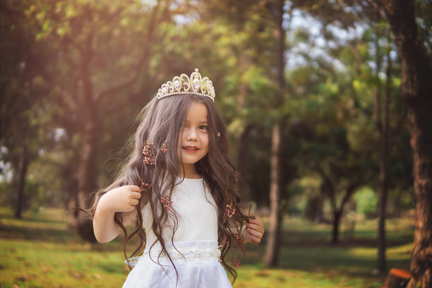 白衣少女，童话公主，复制空间，儿童节主题。图片下载