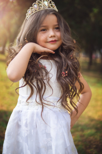 白衣少女，童话公主，复制空间，儿童节主题。图片下载