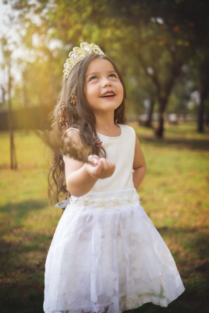 白衣少女，童话公主，复制空间，儿童节主题。图片下载