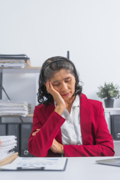 自信的亚洲老年女商人在工作时因笔记本电脑、记账、过度工作或更年期引起的偏头痛而感到疲惫、紧张图片下载