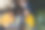 各种各样的大学生，朋友，年轻人一起在笔记本电脑上看电影或电影院，玩得开心，吃着爆米花。国际友谊理念，休闲时光，居家活动图片下载