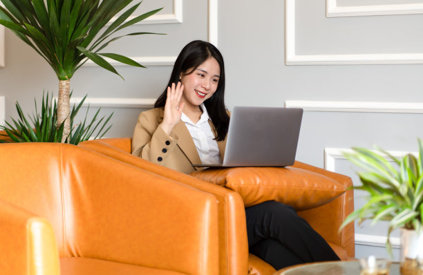 在咖啡馆工作的亚洲女商人图片下载