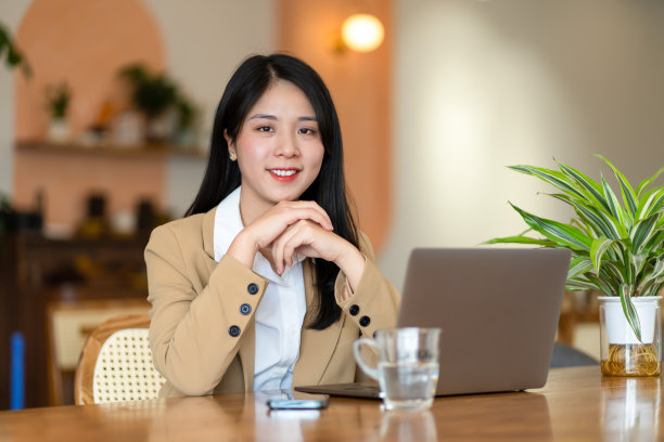 在咖啡馆工作的亚洲女商人图片下载
