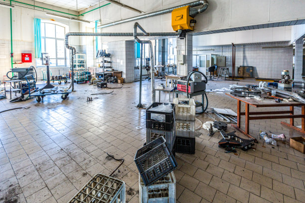 莫斯科一家废弃旧工厂车间里的工业设备图片下载