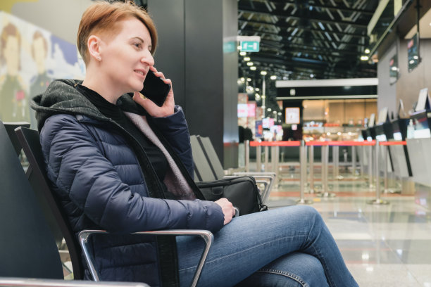 中年妇女打电话的画像图片下载