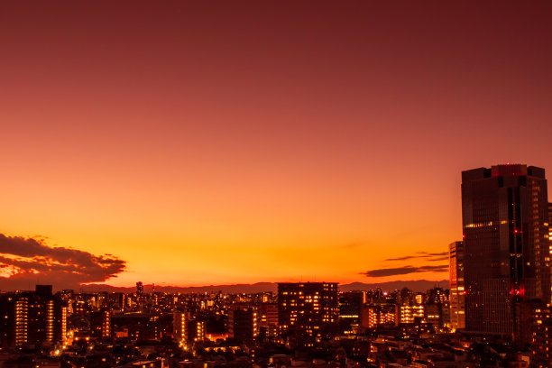 图像的天空，云，城市和建筑物，夜景图片下载