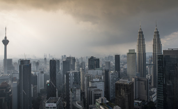 吉隆坡现代城市摩天大楼景观与乌云图片下载