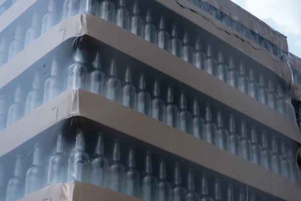 啤酒厂为空啤酒瓶包装的生产架。图片下载