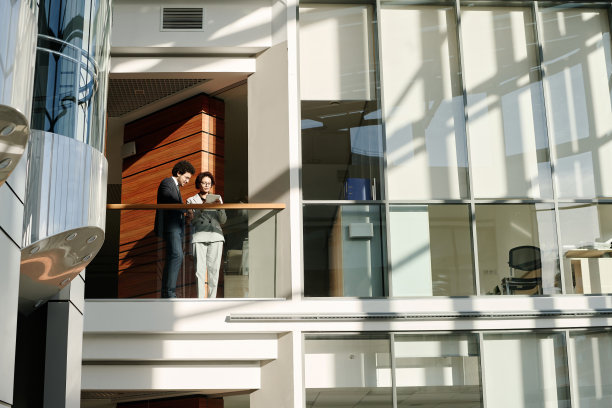 商务人士一起使用平板电脑图片下载