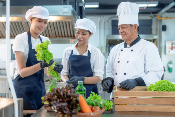 男厨师在烹饪课上训练一群女学徒。图片下载