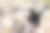 亚洲女性在好天气骑自行车上班。她休息时用手机图片下载