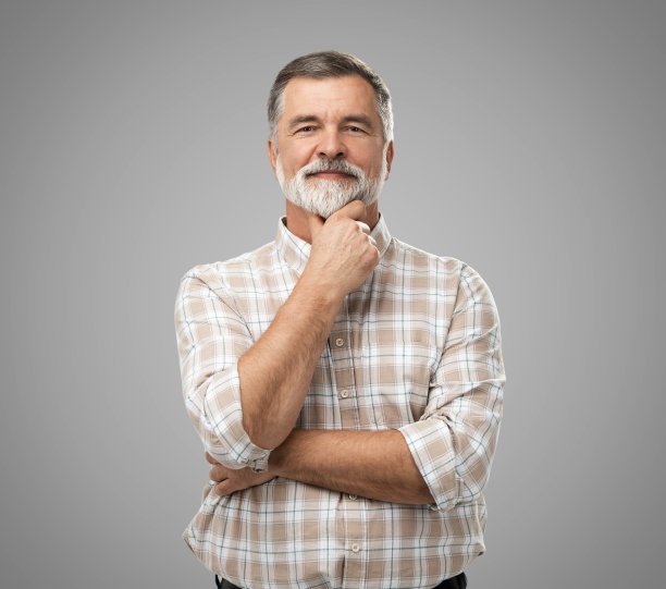 快乐随意的成熟男人微笑的肖像，白发老人，孤立在灰色的背景图片下载