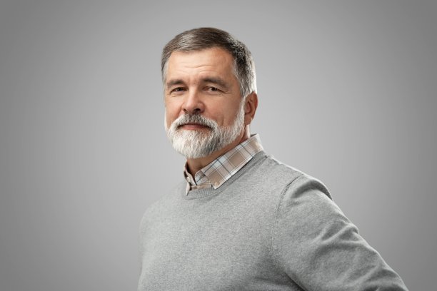 快乐随意的成熟男人微笑的肖像，白发老人，孤立在灰色的背景图片下载