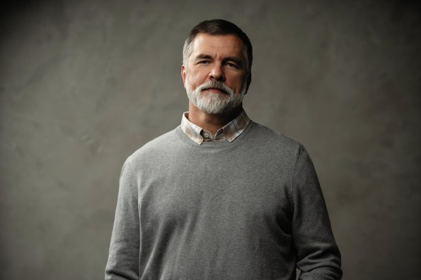 快乐随意的成熟男人微笑的肖像，白发老人，孤立在深灰色的背景图片下载