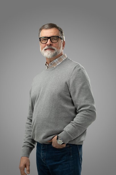 快乐随意的成熟男人微笑的肖像，白发老人，孤立在灰色的背景图片下载