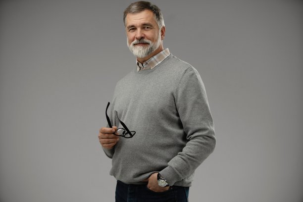 快乐随意的成熟男人微笑的肖像，白发老人，孤立在灰色的背景图片下载