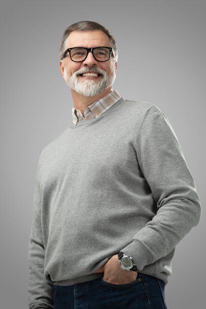 快乐随意的成熟男人微笑的肖像，白发老人，孤立在灰色的背景图片下载