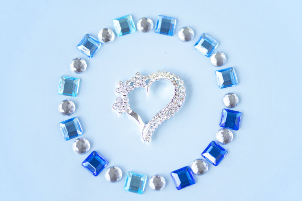 闪亮的心和蓝色宝石设计图片下载