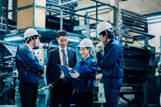 工人们在工厂检查材料图片下载