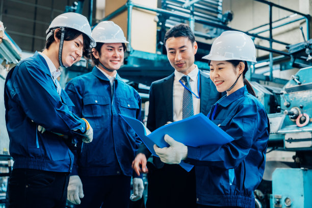 工人们在工厂检查材料图片下载