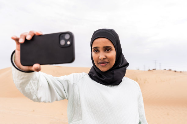 美丽的阿拉伯运动妇女戴着头巾在户外训练图片下载