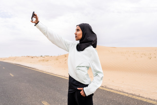美丽的阿拉伯运动妇女戴着头巾在户外训练图片下载