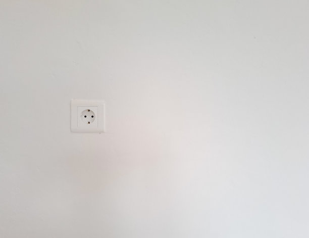 电源插座隔离在白墙上。电插座图片下载