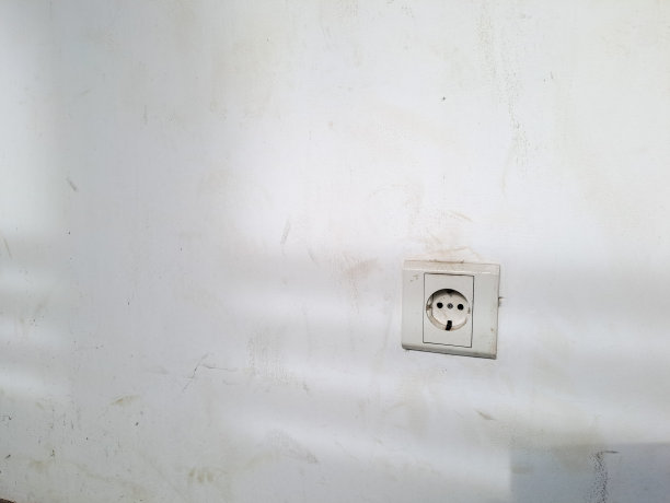 电源插座隔离在白墙上。电插座图片下载