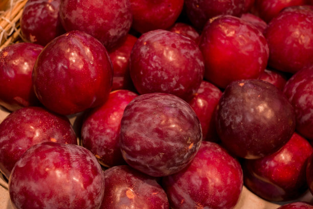 市场上的李子水果为背景图片下载