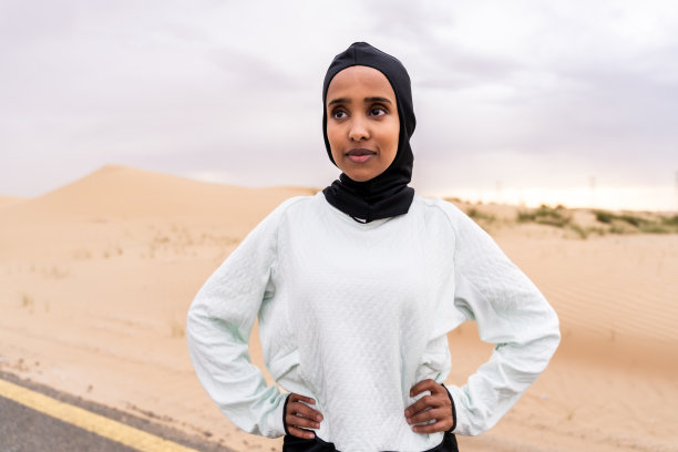 美丽的阿拉伯运动妇女戴着头巾在户外训练图片下载