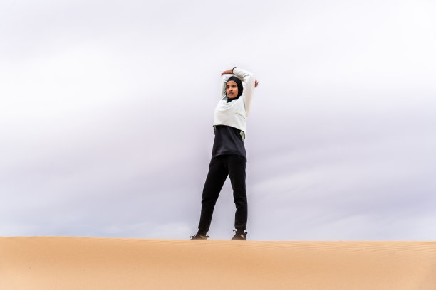 美丽的阿拉伯运动妇女戴着头巾在户外训练图片下载