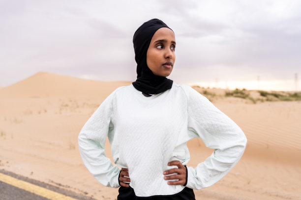 美丽的阿拉伯运动妇女戴着头巾在户外训练图片下载