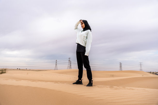美丽的阿拉伯运动妇女戴着头巾在户外训练图片下载