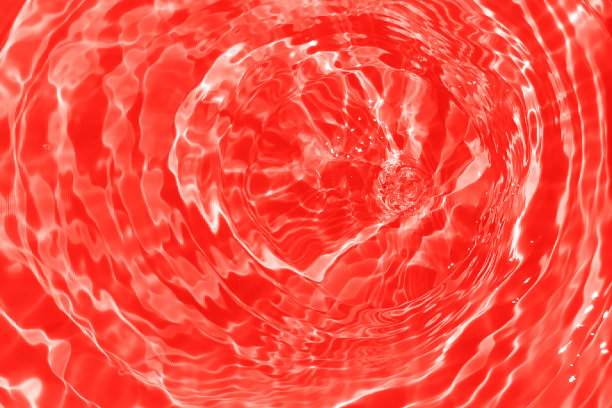 散焦模糊透明的红色彩色清澈平静的水面纹理飞溅和气泡。新潮抽象的自然背景。水波在阳光下与复制空间。奶油水亮图片下载