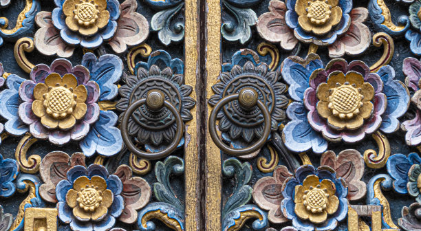 彩色木雕门与黄铜门把环图片下载