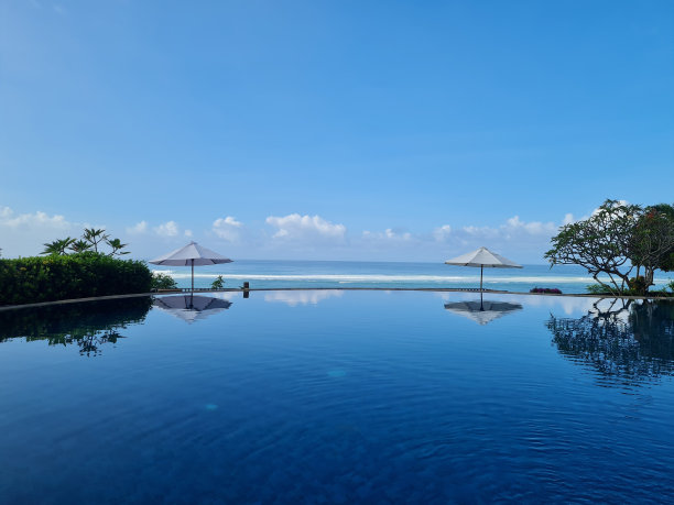 豪华游泳池附近的海滨图片下载