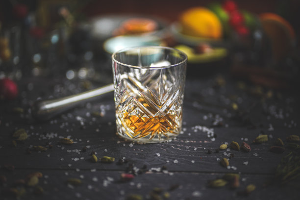 强劲的威士忌直-经典和永恒的饮料图片下载