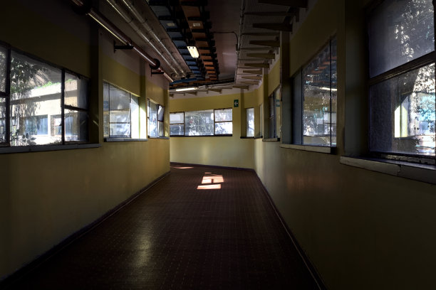 白天走廊的顶部有窗户和管子图片下载