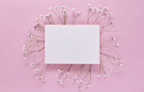 明信片的模型与吉普赛在粉红色的背景。贺卡，妇女节，母亲节，情人节，生日，复印空间。图片下载