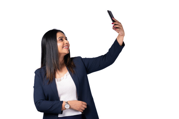 快乐的年轻女子正在用现代智能手机自拍或为社交媒体自拍图片下载