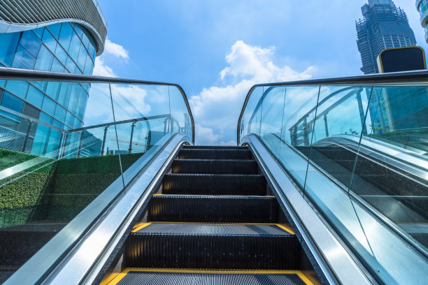 电梯映衬着城市户外的蓝天白云图片下载