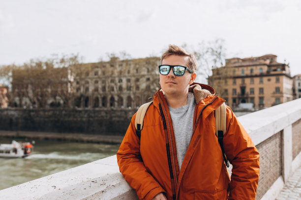 快乐的年轻人走在城市的街道上，城市生活方式的概念。旅行者图片下载