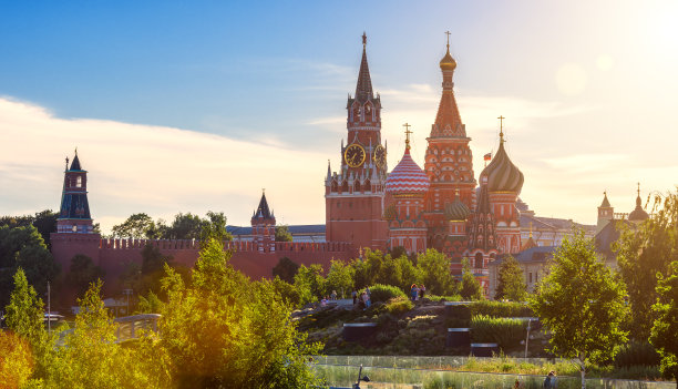 俄罗斯莫斯科，俯瞰圣巴西尔大教堂和克里姆林宫的扎里亚耶公园图片下载