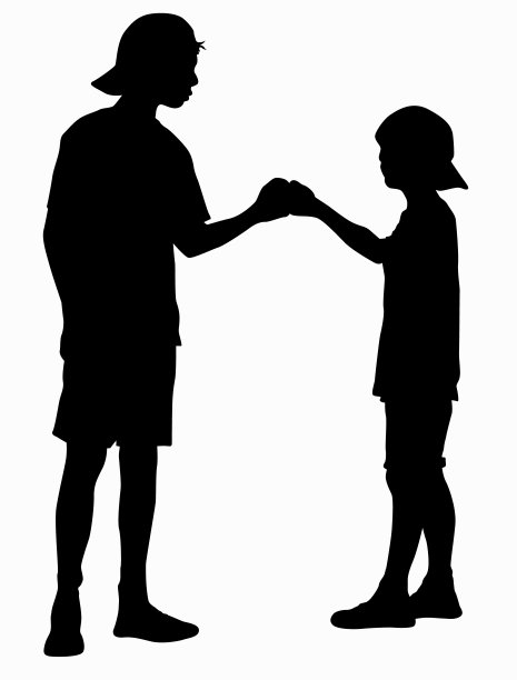 两个男孩撞拳的剪影图片下载