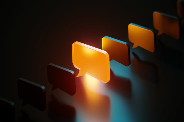 在黑色的背景下，在黑色的背景下，橙色的语音气泡在黑色的语音气泡中发光图片下载